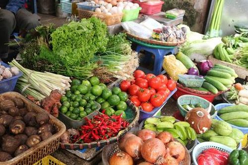 Rau xanh tăng giá phi mã, dân đang điêu đứng vì dịch cũng phải kêu trời