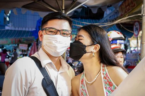 Đi chợ Hồ Thị Kỷ mua hoa tặng vợ, người yêu ngày 20/10