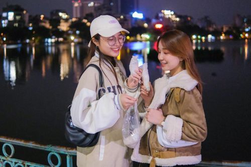 Giới trẻ tụ tập quanh hồ Tây những ngày rét đầu mùa