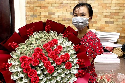 Bó hoa bằng tiền mặt trị giá 200 triệu đồng ngày 20/10