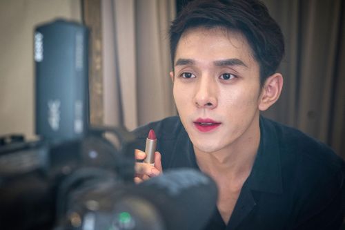 Người đàn ông Trung Quốc thử 380 thỏi son trong 6 tiếng livestream