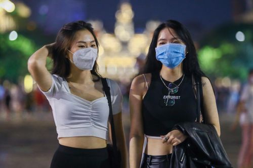Trung tâm TP.HCM nhộn nhịp tối 20/10