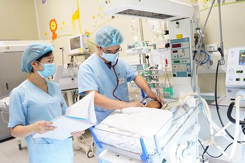 Vừa chạy ECMO, vừa phẫu thuật thoát vị hoành cho trẻ sơ sinh nặng 2,6 kg