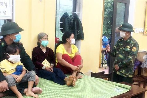 Thấm đậm tình quân dân trong mưa lũ