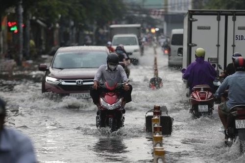 TP. HCM: Người dân khổ sở vì đường sá ngập sâu sau cơn mưa dài hơn nửa tiếng