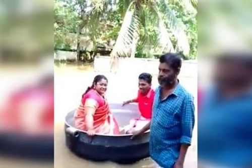 Cặp đôi Ấn Độ 'cưỡi' nồi vượt lũ đến lễ đường làm đám cưới