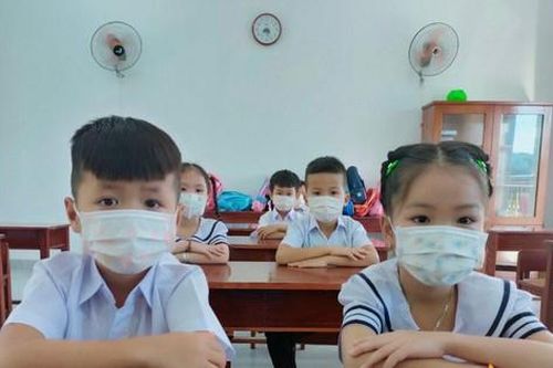 Hơn 100 học sinh đầu tiên tại Đà Nẵng đi học lại