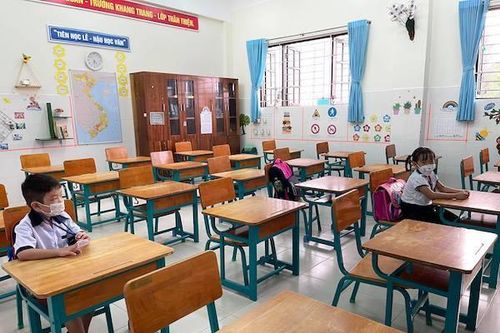 Hơn 200 học sinh TP.HCM đến trường sau 165 ngày nghỉ học