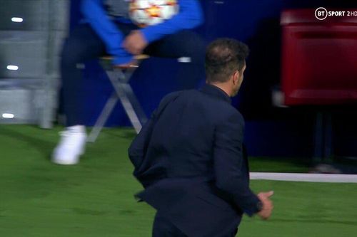Simeone tức giận không bắt tay Jurgen Klopp