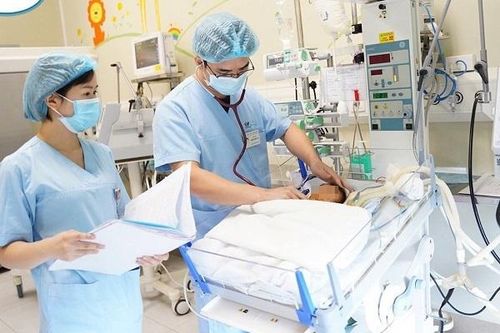 Bé trai sơ sinh có nội tạng nằm trên lồng ngực