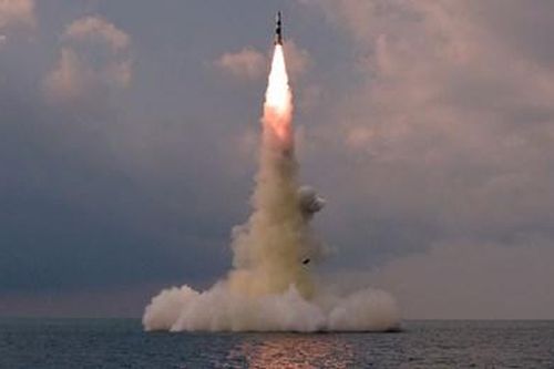 Triều Tiên tiết lộ loại SLBM kiểu mới 'bé hạt tiêu' phóng từ tàu ngầm 8.24 Yongung