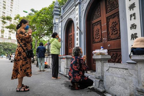 Đi lễ ngày rằm, người dân Thủ đô vái vọng ngoài cổng chùa, tuân thủ 5K
