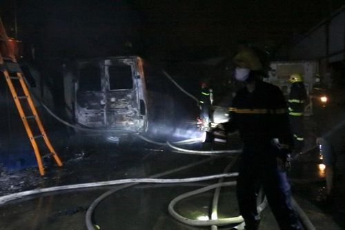 Cháy kho đông lạnh giữa đêm khuya, nhiều tài sản bị thiêu rụi