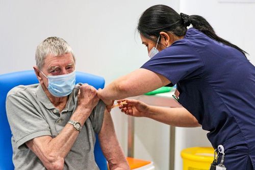 Người không tiêm vaccine có nguy cơ tái nhiễm COVID-19 nhiều lần