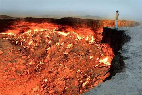 'Cổng địa ngục' trên sa mạc, bốc cháy suốt 50 năm hệt như phim viễn tưởng