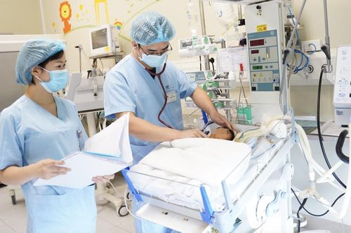Bác sĩ giành giật sự sống cho bé sơ sinh có hồ sơ bệnh án nặng hơn cả cân nặng của mình