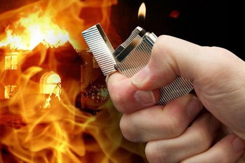 Mâu thuẫn tình cảm, người phụ nữ tạt xăng vào người tình định hù dọa rồi bất ngờ châm lửa đốt