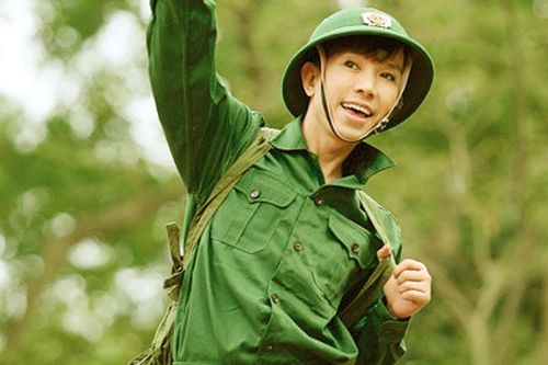 Long Nhật 'đập tan' nghi ngờ về giới tính qua chi tiết nhỏ với bà xã