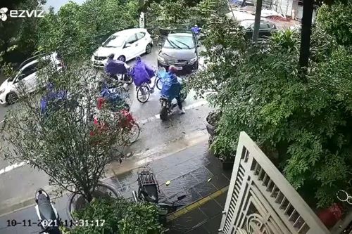 'Đứng tim' cảnh ô tô tiến lùi loạn xạ, người dân chứng kiến la hét thất thanh định bỏ của chạy thoát thân