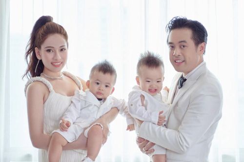 Dương Khắc Linh - Sara Lưu diện đồ đôi sang chảnh trong bộ ảnh mừng sinh nhật 1 tuổi cặp song sinh