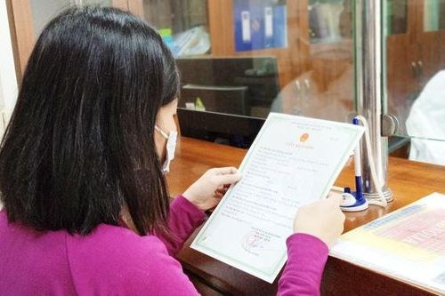 Sau gần 40 năm, người phụ nữ được cấp giấy khai sinh vào đúng ngày 20/10
