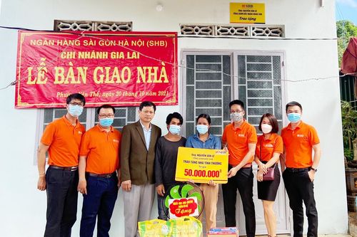 Pleiku: Bàn giao nhà tình thương cho hộ nghèo