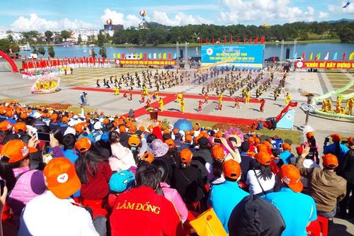 Đẩy mạnh phong trào xây dựng đời sống văn hóa trong công nhân, viên chức, lao động