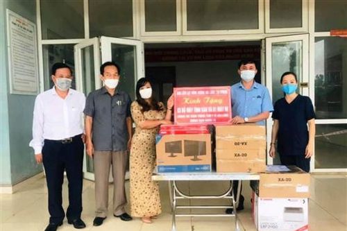 Tặng máy tính, máy in phục vụ công tác điều trị bệnh nhân COVID-19