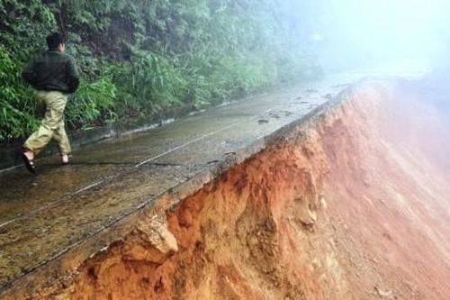 Kinh tế Xây dựng - Giao thông Sạt lở nghiêm trọng đường dẫn lên đỉnh Vườn Quốc gia Bạch Mã