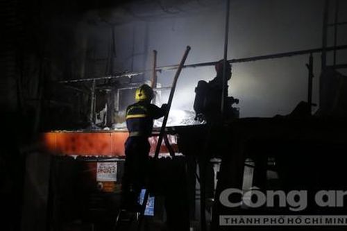 Cháy lớn thiêu rụi nhiều tài sản của công ty thực phẩm Việt Sin ở TPHCM