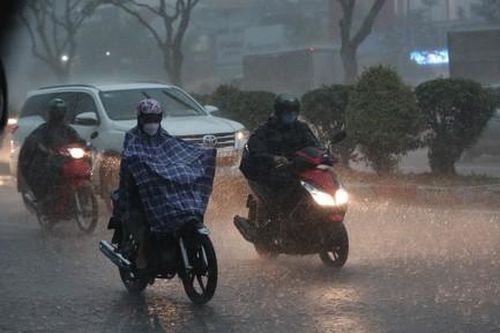 TPHCM mưa tầm tã, ôtô, xe máy bật đèn giữa ban ngày