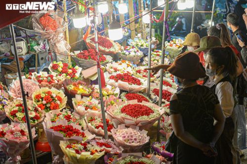Giá hoa 20/10 tăng mạnh, khách vẫn ùn ùn đi mua giữa đêm