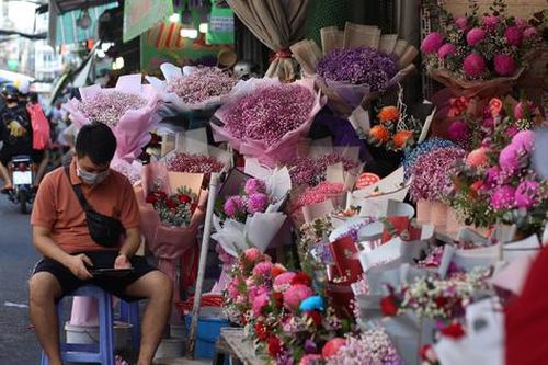 Sức mua yếu ngày Phụ nữ Việt Nam 20/10, tiểu thương chợ hoa Hồ Thị Kỷ than thở