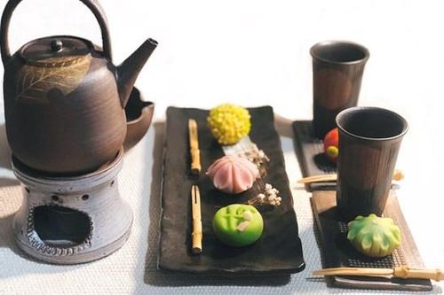 Huấn luyện viên dạy múa trổ tài làm bánh ẩm xứ Phù Tang
