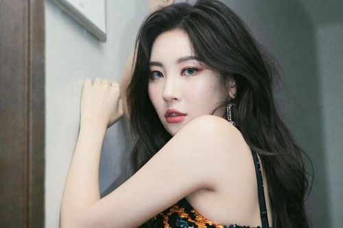 Hành động lạ của ca sĩ nữ Hàn Quốc