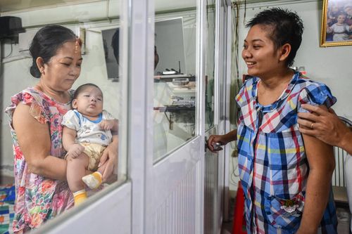 Cuộc gặp mặt đặc biệt của sản phụ từng nguy kịch vì Covid-19