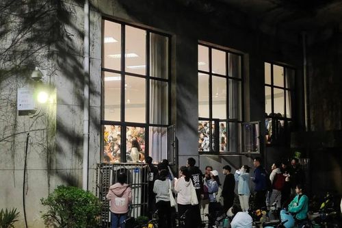 Sinh viên chen chúc trong khóa học về tình yêu ở ĐH Vũ Hán