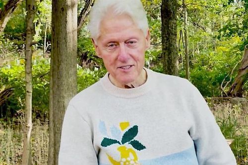 Ông Clinton đăng video sau khi xuất viện