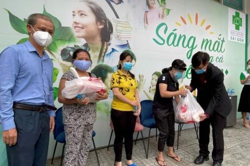 Quỹ từ thiện Vietlife và mạnh thường quân trao tặng nhu yếu phẩm hỗ trợ cho hộ nghèo phường 13 quận 10, TP.HCM