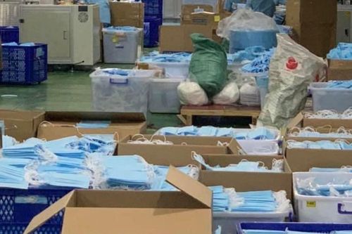 Đề xuất tạm ngừng kinh doanh tạm nhập, tái xuất khẩu trang, găng tay y tế