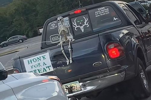 'Hú hồn' với màn chào mừng Halloween của chủ xe bán tải Ford F-150