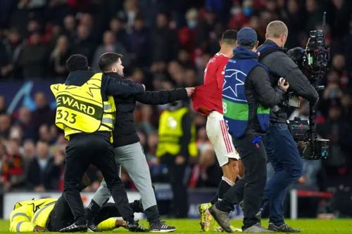 Khoảnh khắc cổ động viên quá khích rượt đuổi Ronaldo
