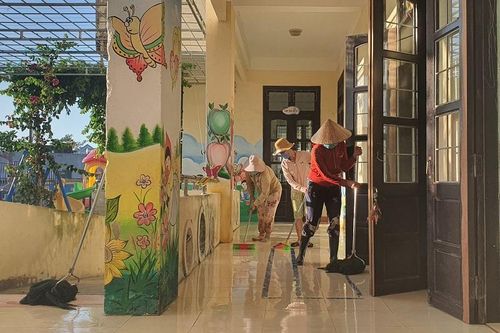 Trường học vùng lũ: Thầy cô dọn dẹp trường lớp đón học sinh trở lại