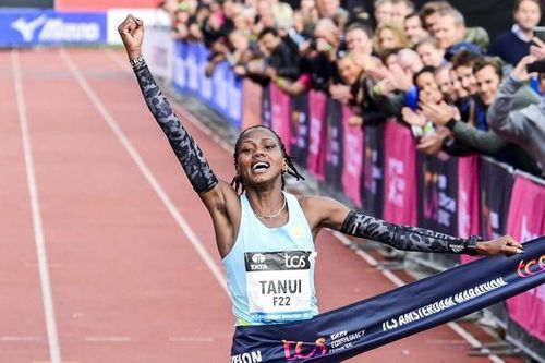 Nhà vô địch Amsterdam Marathon và câu chuyện đầy ý nghĩa về chiếc nơ trắng sau giây phút vinh quang