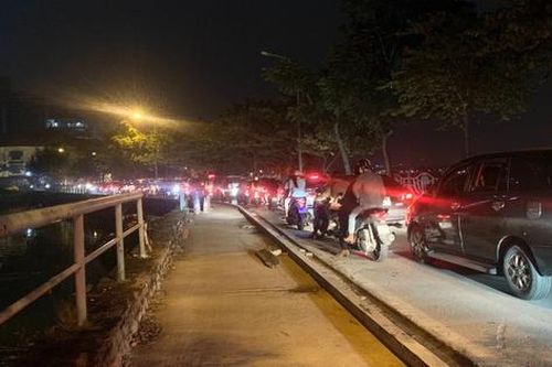 Dòng người 'kẹt cứng' kéo dài khuya 20/10 tại Hồ Tây