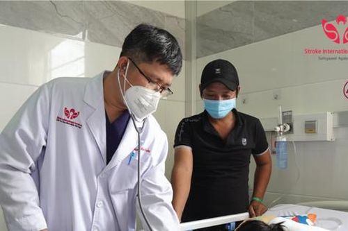 Bé gái 8 tuổi bị đột quỵ, suy tim