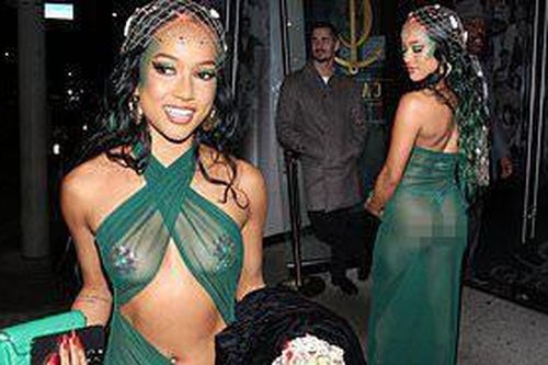 Mẫu gốc Việt Karrueche Tran mặc váy trong suốt, không nội y bị chỉ trích dữ dội
