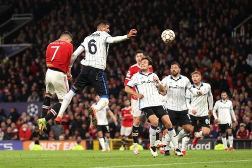 Khoảnh khắc Ronaldo hóa người hùng MU, lập kỷ lục khủng
