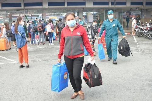 Thêm 800 người dân miền Tây được giúp rời TP.HCM về quê