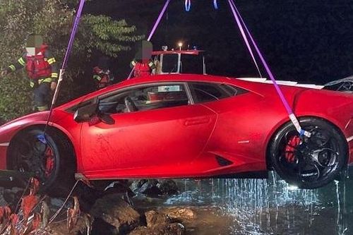 Tài xế đạp nhầm chân ga, siêu xe Lamborghini rơi tõm xuống hồ